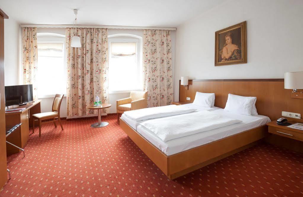 Keramikhotel Goldener Brunnen Gmunden Esterno foto
